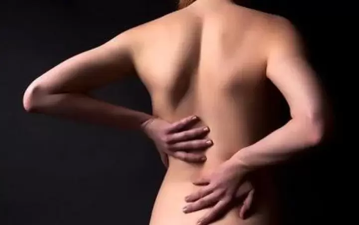 Bei Osteochondrose können Sie Ihren Rücken mit einer traditionellen wärmenden Massage einreiben.