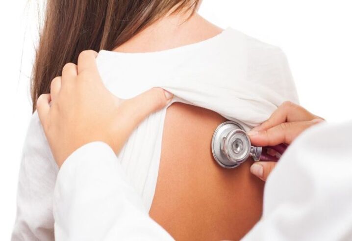ärztliche Untersuchung auf Schmerzen in den Schulterblättern